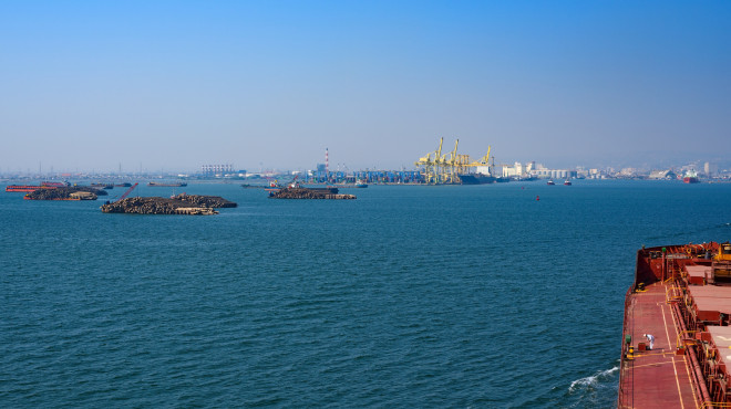 Frachtschiff fährt den Hafen von Semarang an, Java, Indonesien