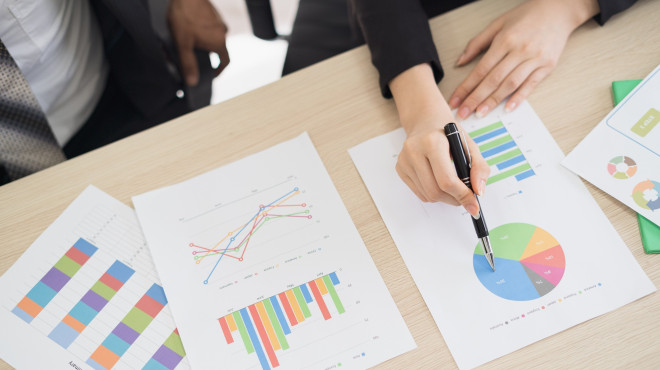 Geschäftsleute diskutieren Statistiken an einem Tisch